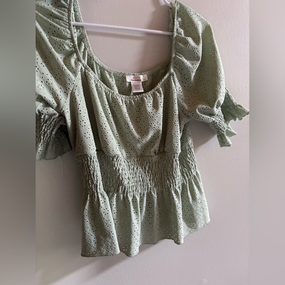 URBAN Romantics Sage Eyelet babydoll rouched Blouse mint size large